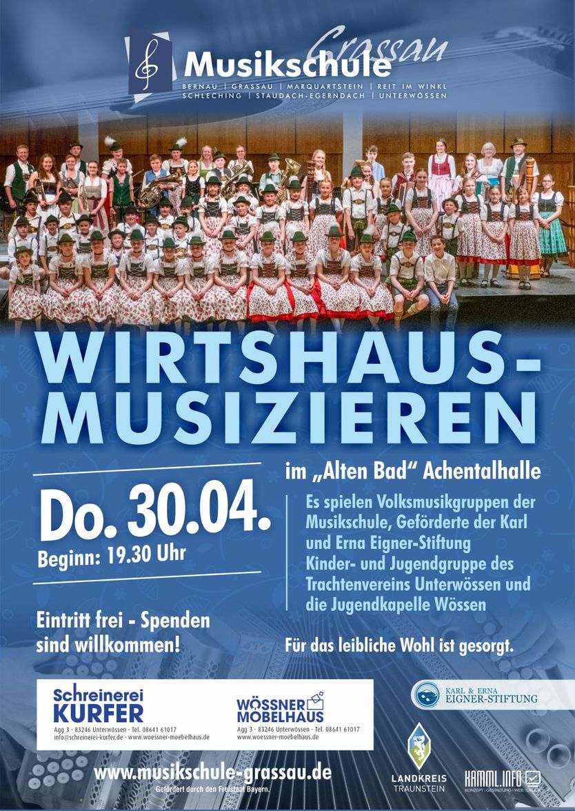 Plakat für das Wirtshausmusizieren der Musikschule Grassau am 30. April in der Achentalhalle Unterwössen. Zu sehen ist eine große Gruppe von Musikerinnen und Musikern in traditioneller bayerischer Tracht.